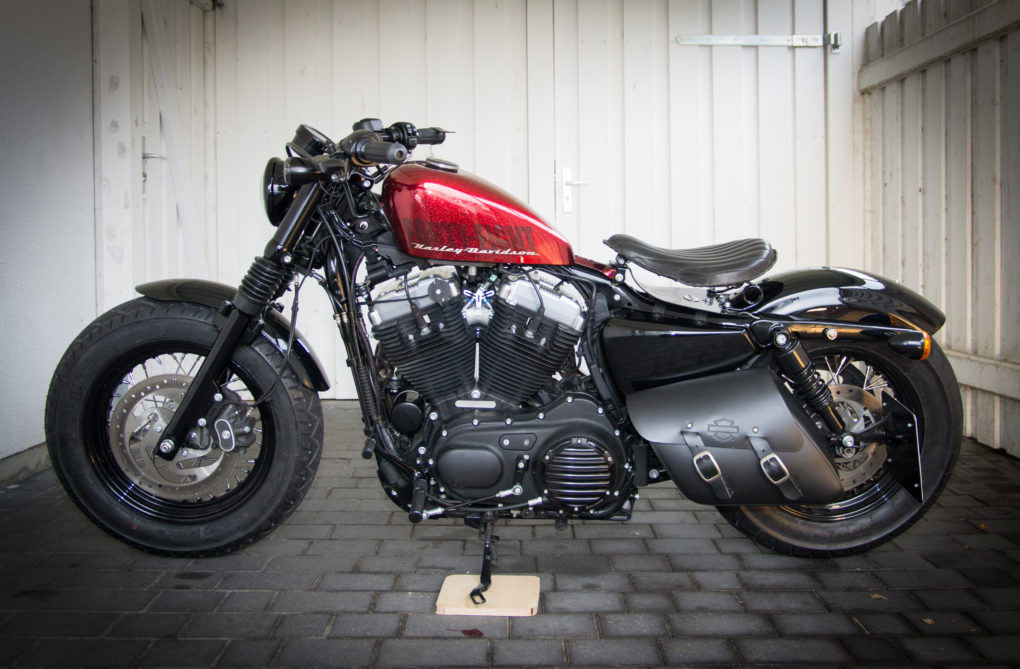 Custom Sportster Forty Eight von links